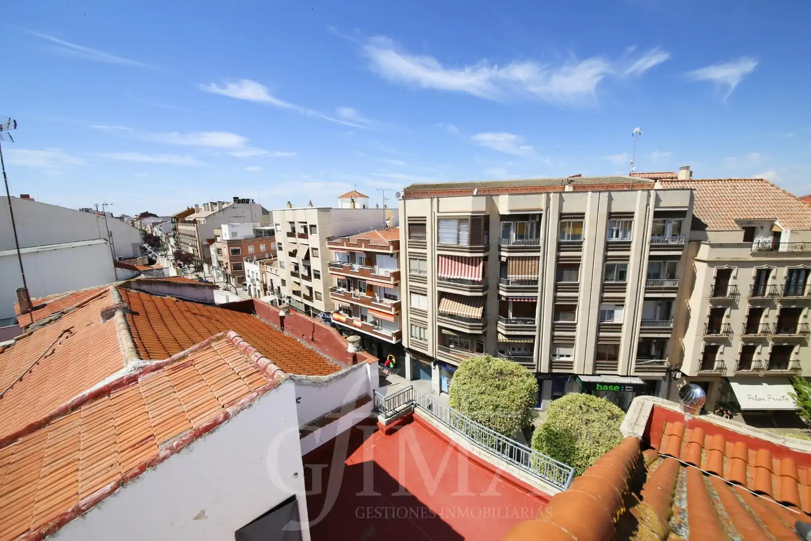 Vista exterior de Dúplex en venda en Tomelloso amb Aire condicionat, Terrassa i Traster