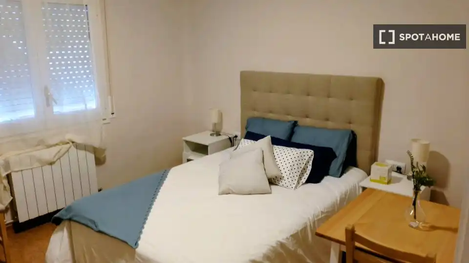 Schlafzimmer von Wohnung zur untervermieten in Sant Cugat del Vallès mit Klimaanlage, Heizung und Terrasse