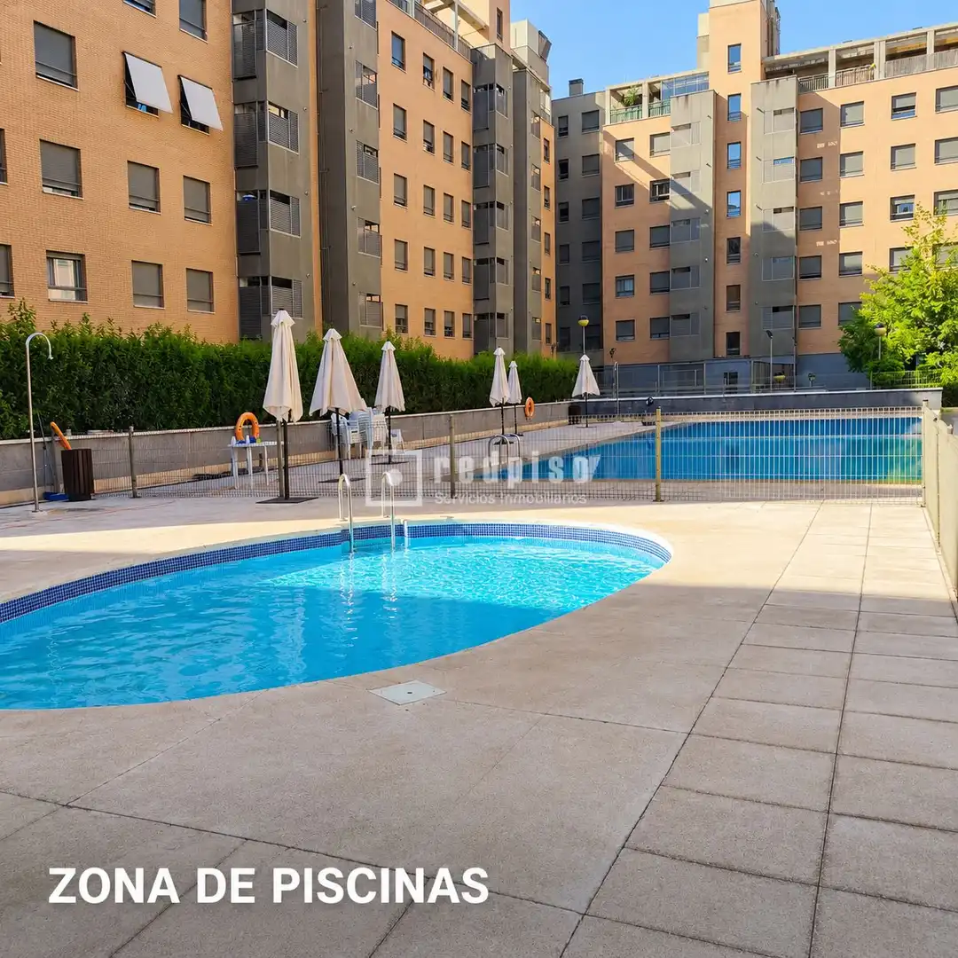 Piscina de Pis de lloguer en Madrid amb Aire condicionat, Calefacció i Jardí privat