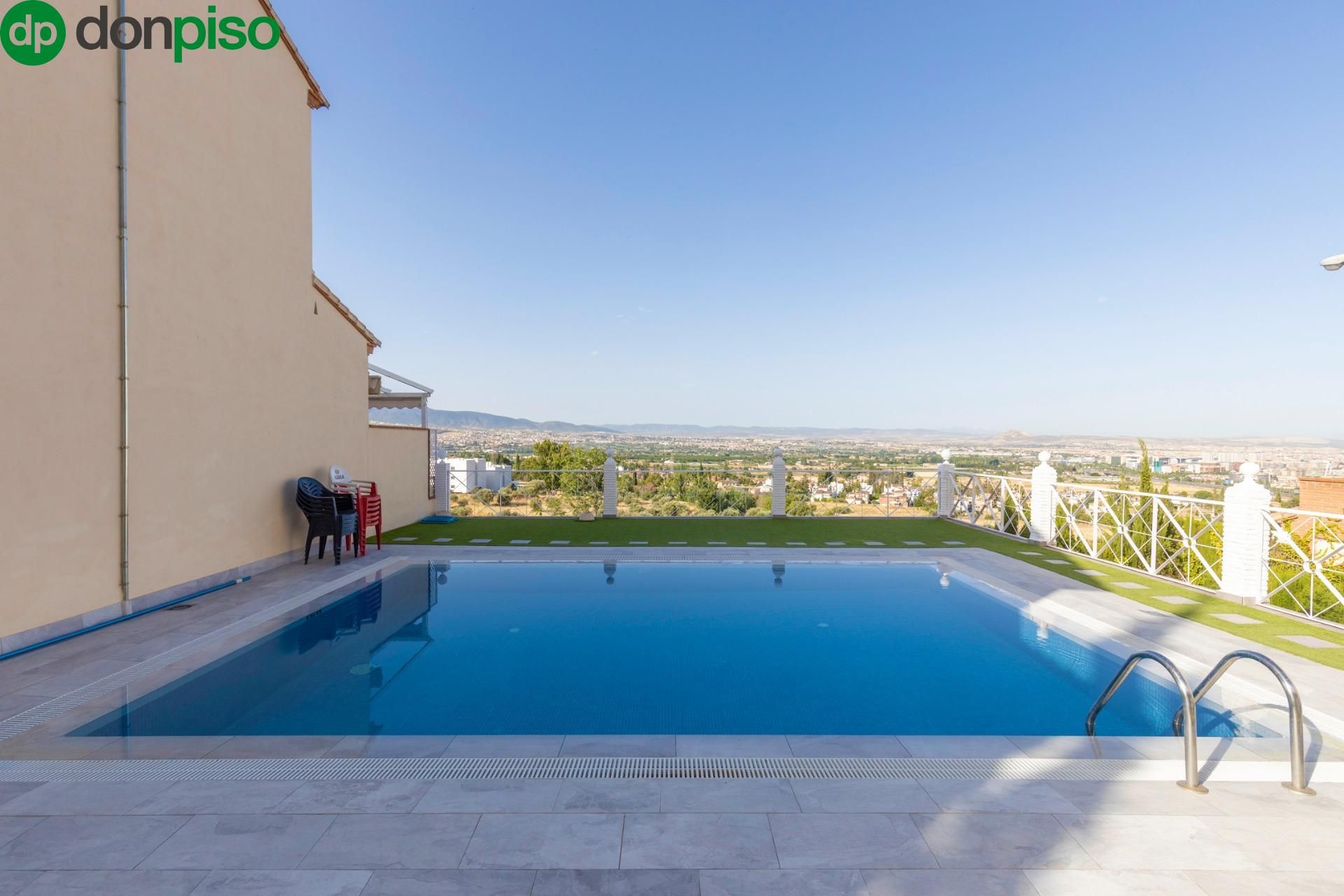 Schwimmbecken von Einfamilien-Reihenhaus zum Verkauf in  Granada Capital mit Klimaanlage, Heizung und Terrasse