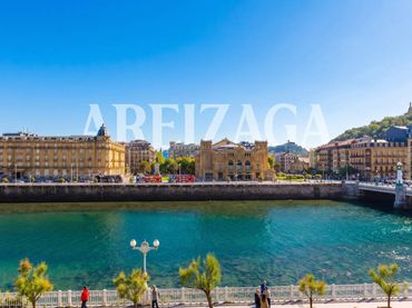 Pis amb balcó en venda a Paseo Ramón María Lili 3