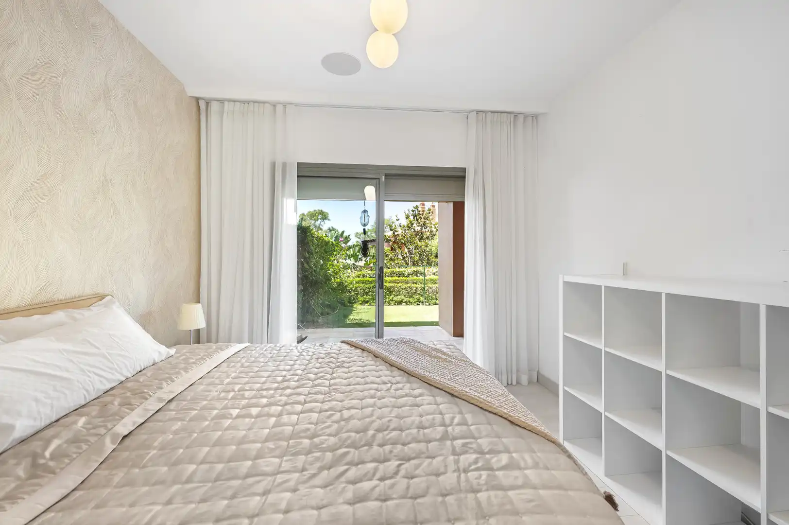 Dormitori de Planta baixa en venda en Estepona amb Aire condicionat, Jardí privat i Terrassa