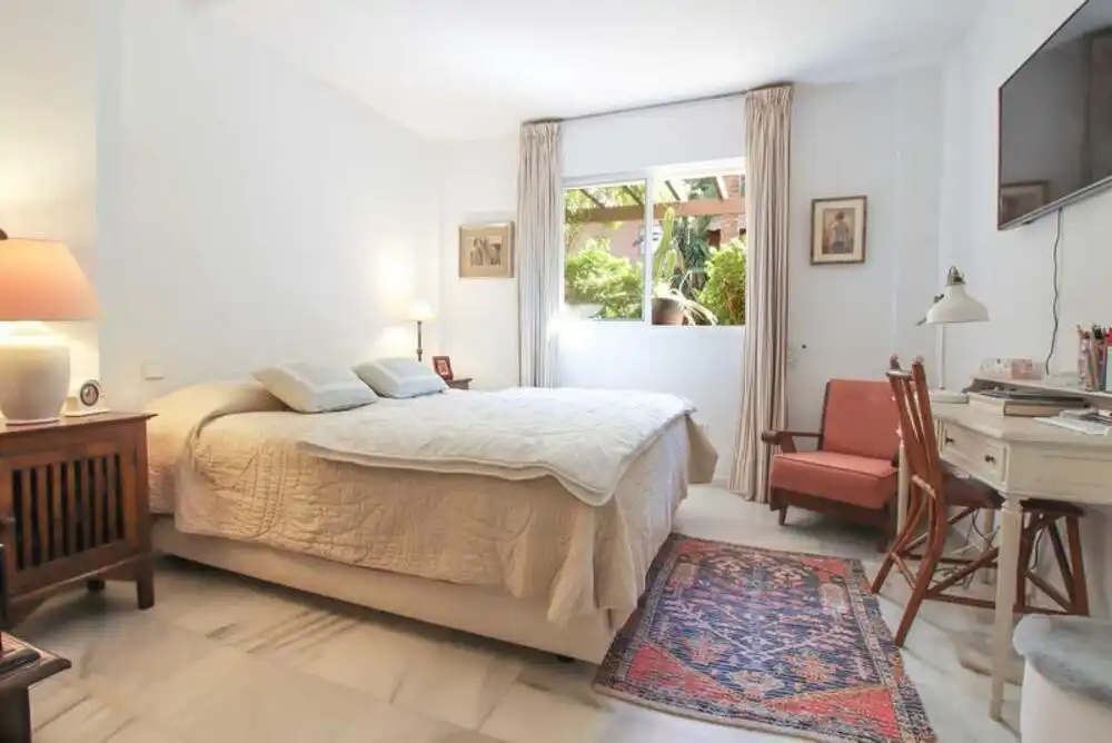 Habitación de Planta baja en venta en Marbella con Aire acondicionado, Terraza y Piscina
