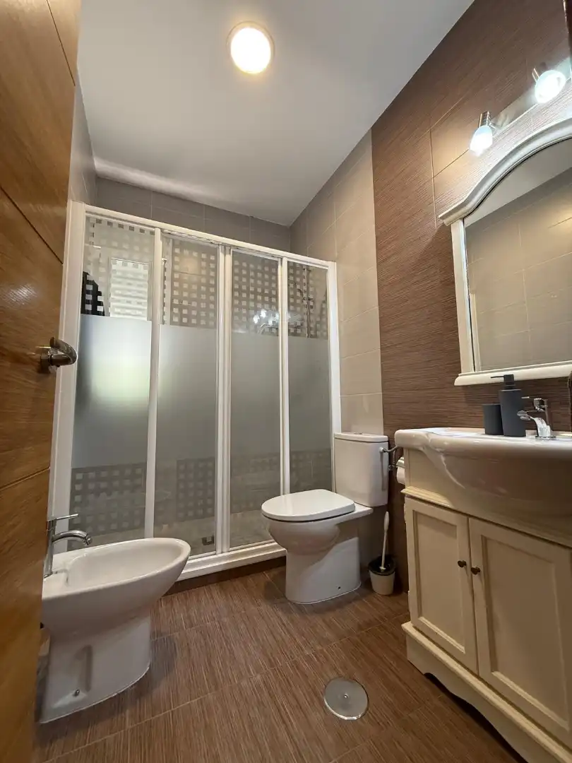 Bany de Apartament de lloguer en Mairena del Aljarafe amb Calefacció, Moblat i Rentadora