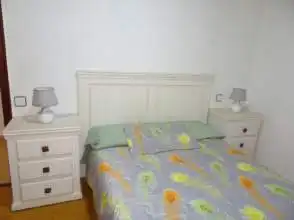 Dormitori de Pis de lloguer en Gijón  amb Calefacció, Parquet i Moblat
