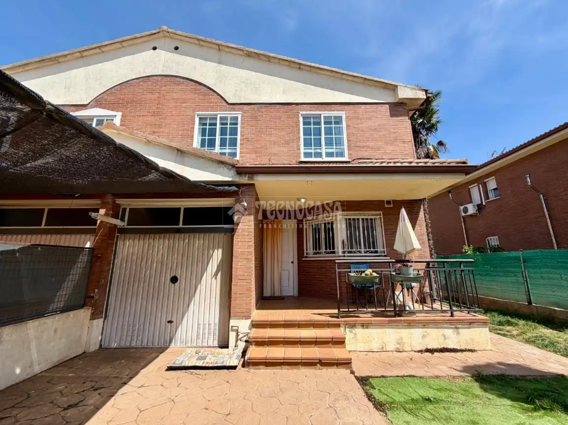 Exterior view of Detached homes for sale in Azuqueca de Henares
