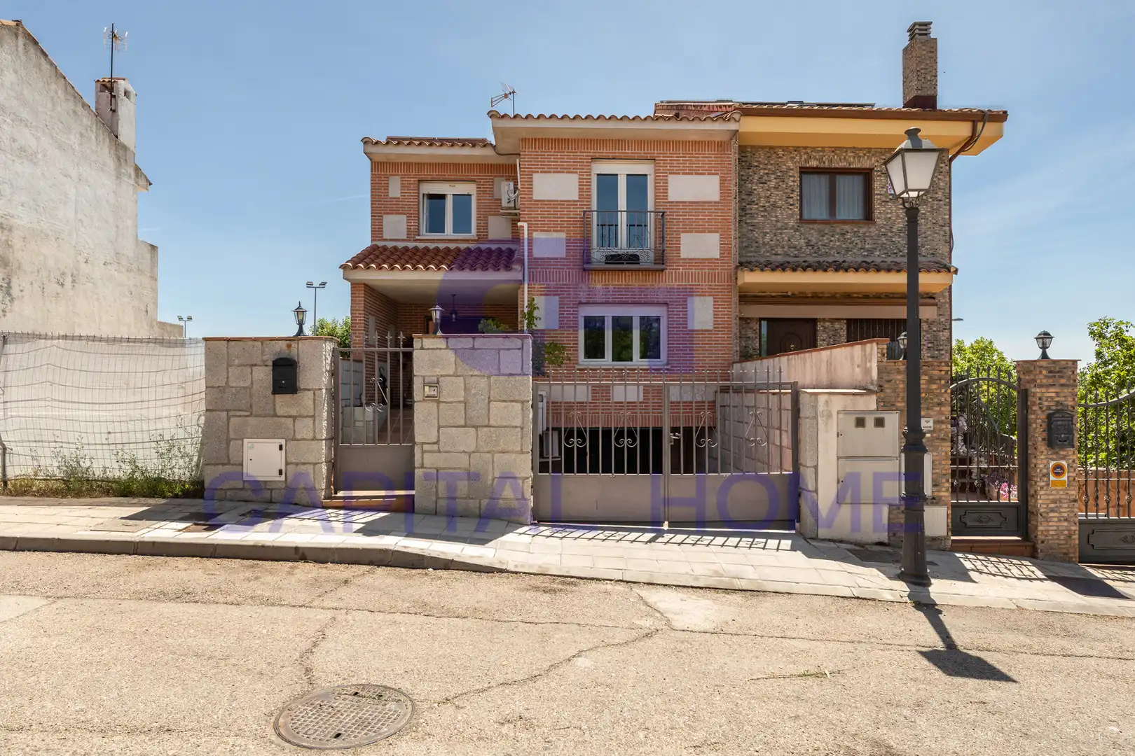 Vista exterior de Casa adosada en venta en Navalcarnero con Aire acondicionado, Calefacción y Jardín privado