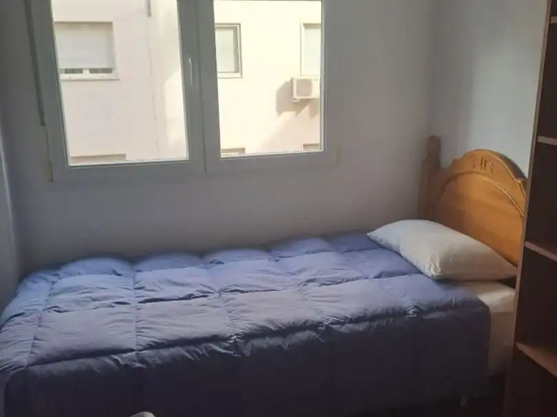 Dormitori de Pis per a compartir en Granada amb Aire condicionat, Calefacció i Parquet