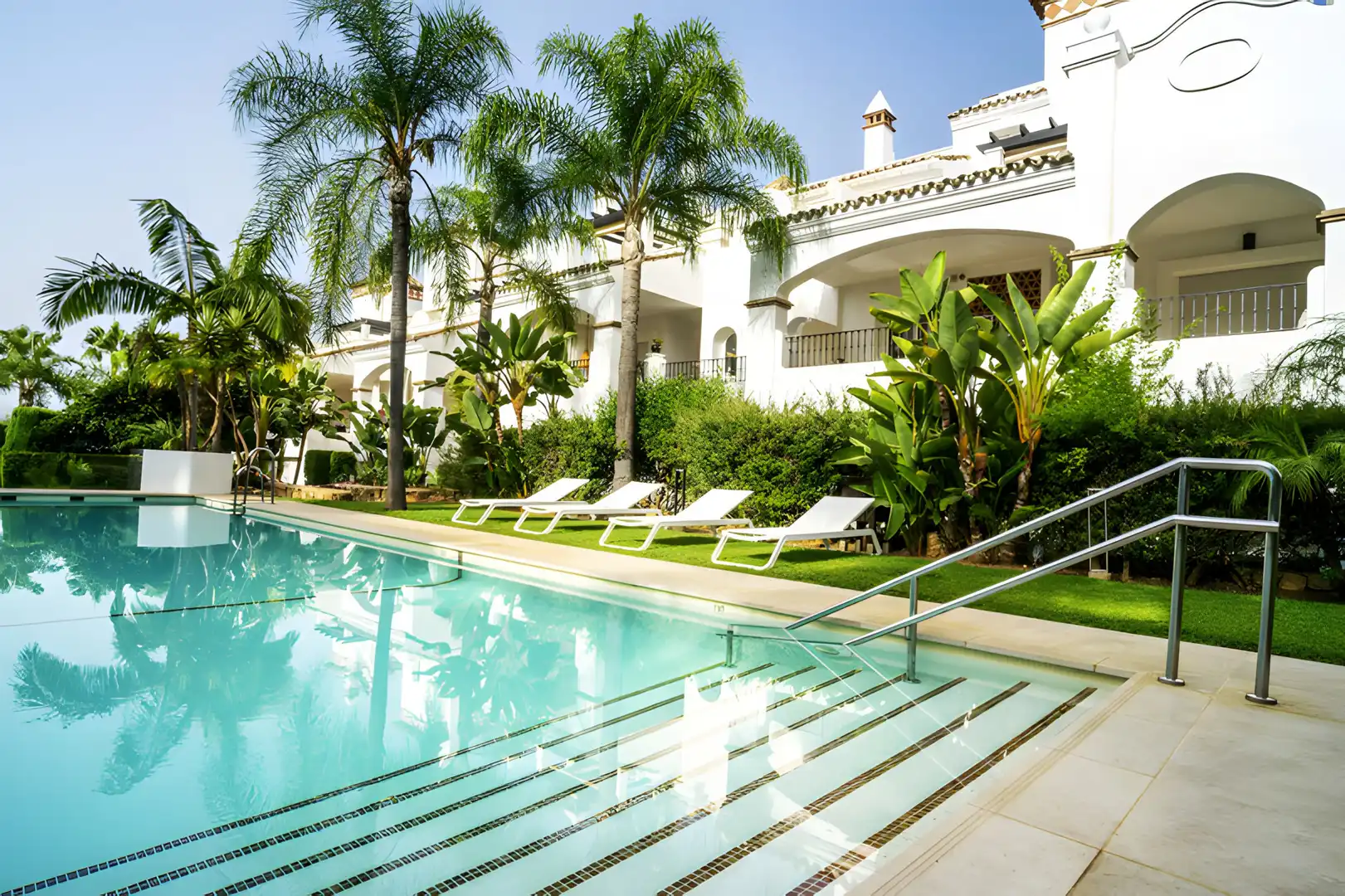 Vista exterior de Apartamento en venta en Marbella con Aire acondicionado, Terraza y Piscina