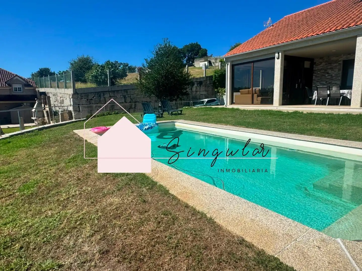 Piscina de Casa adosada de alquiler en Nigrán con Jardín privado y Piscina comunitaria