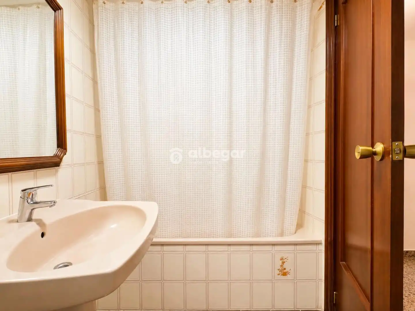 Baño de Piso en venta en Valencia con Terraza, Horno y Balcón