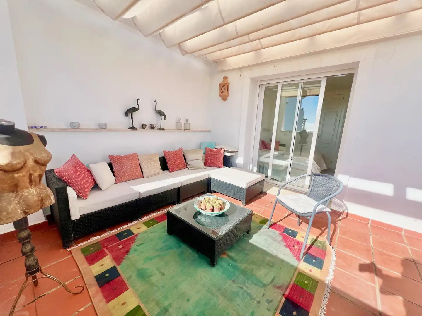 Wohnzimmer von Wohnungen zur Miete in Marbella mit Klimaanlage, Terrasse und Schwimmbad