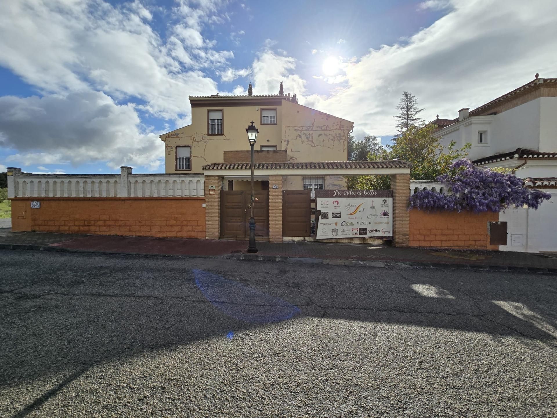Vista exterior de Casa o xalet en venda en Atarfe amb Jardí privat, Parquet i Piscina