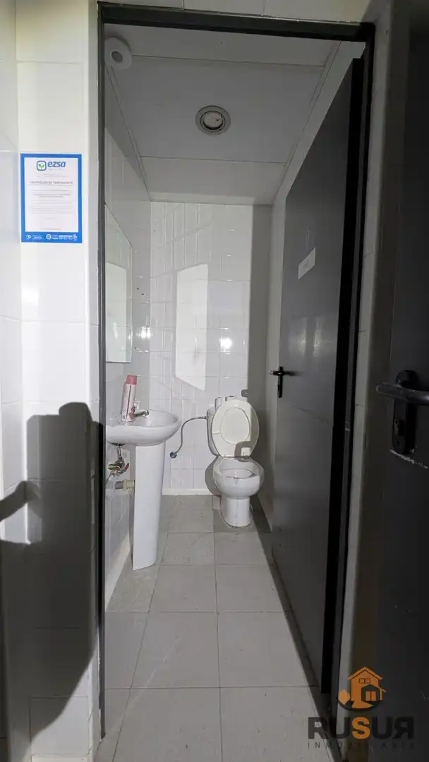 Baño de Local de alquiler en Corvera de Toranzo con Aire acondicionado