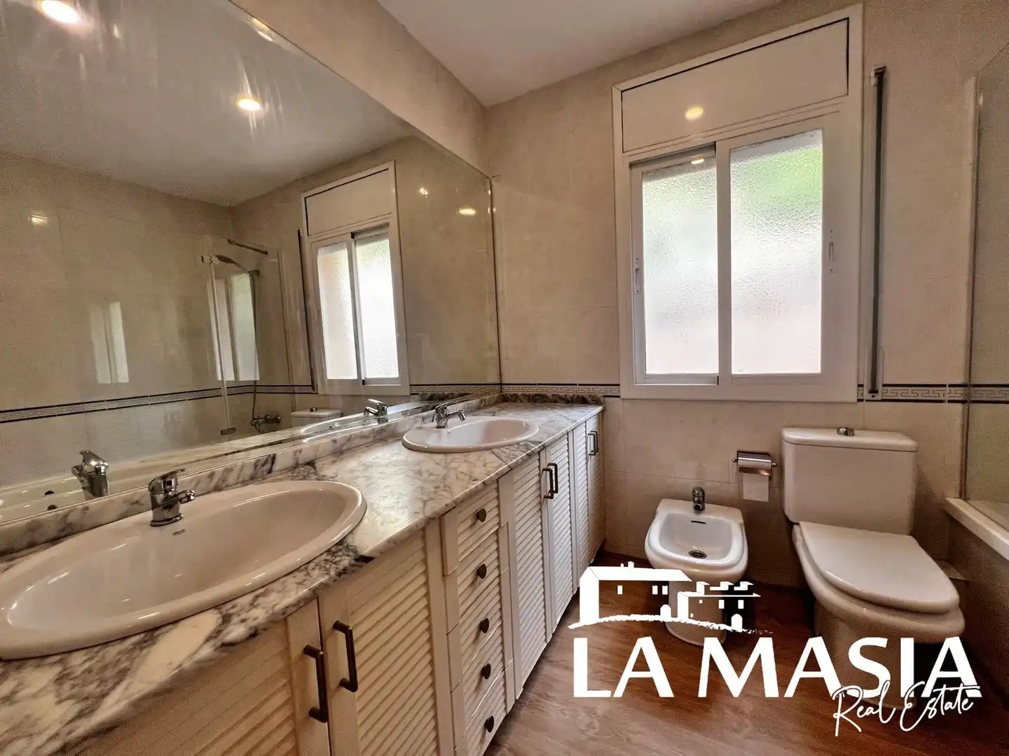 Badezimmer von Einfamilien-Reihenhaus zur Miete in Sitges mit Klimaanlage, Terrasse und Gemeinschaftspool
