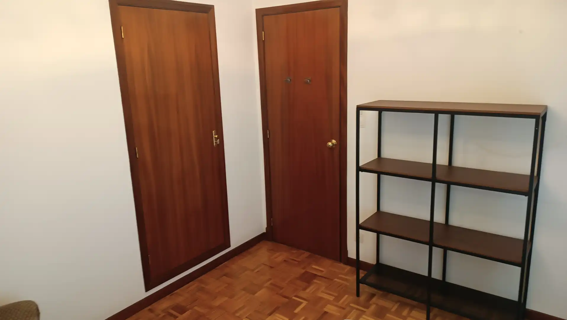 Dormitori de Pis per a compartir en Ourense Capital  amb Calefacció, Parquet i Moblat