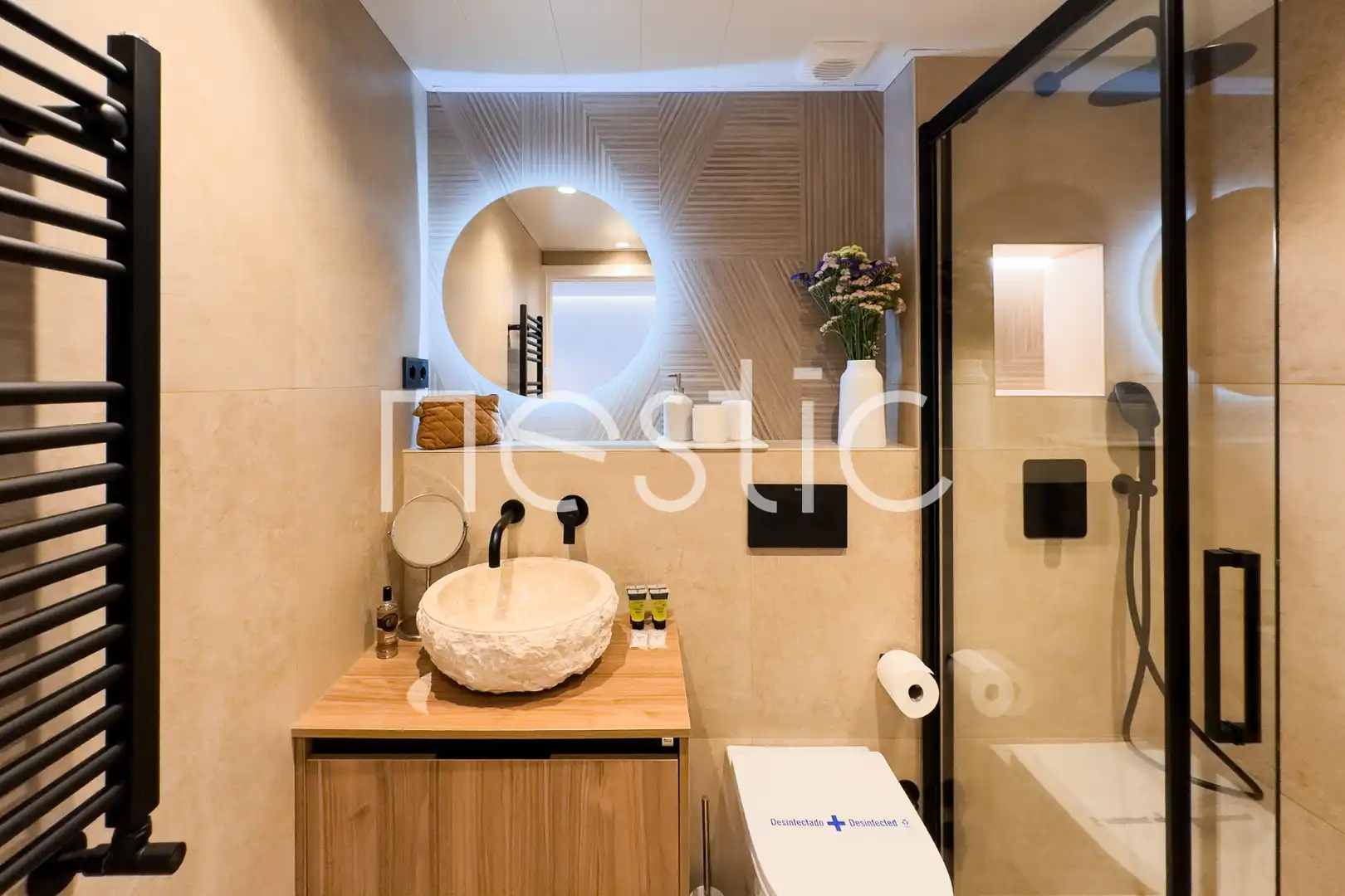 Bany de Apartament de lloguer en Madrid amb Aire condicionat, Calefacció i Moblat