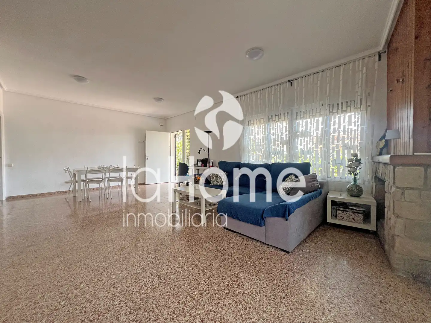 Sala d'estar de Casa o xalet en venda en Paterna amb Aire condicionat, Jardí privat i Terrassa