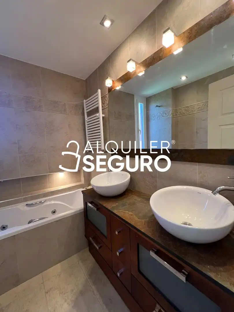 Bathroom of Flat for rent in Tres Cantos  with Air Conditioner and Heating