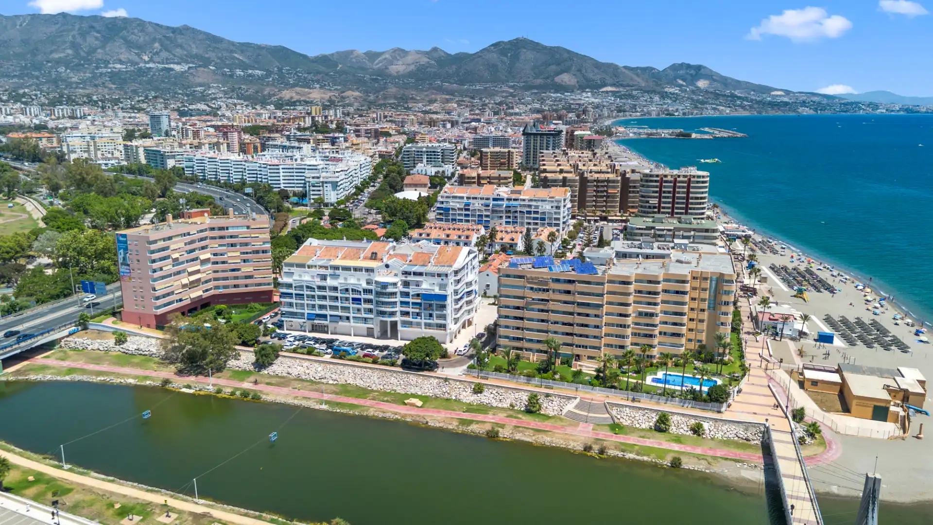 Vista exterior de Pis en venda en Fuengirola amb Aire condicionat, Calefacció i Terrassa
