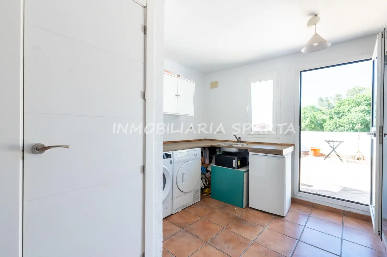 Casa adosada en venta en Gelves con Terraza, Horno y Lavadora