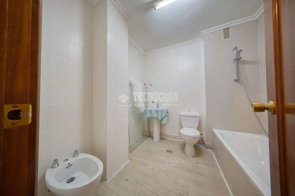 Bany de Pis en venda en Valladolid amb Calefacció i Parquet