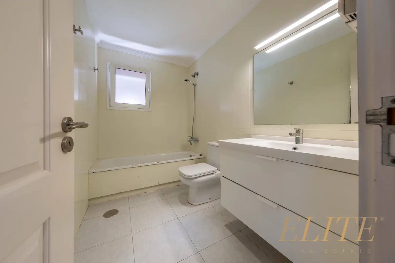 Badezimmer von Einfamilien-Reihenhaus zum Verkauf in Santa Brígida mit Parkett