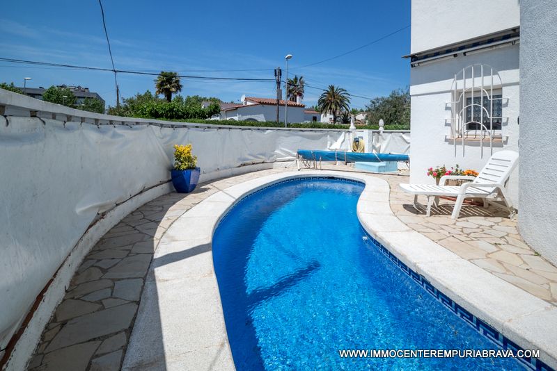 Piscina de Casa o xalet en venda en Empuriabrava amb Aire condicionat, Calefacció i Jardí privat