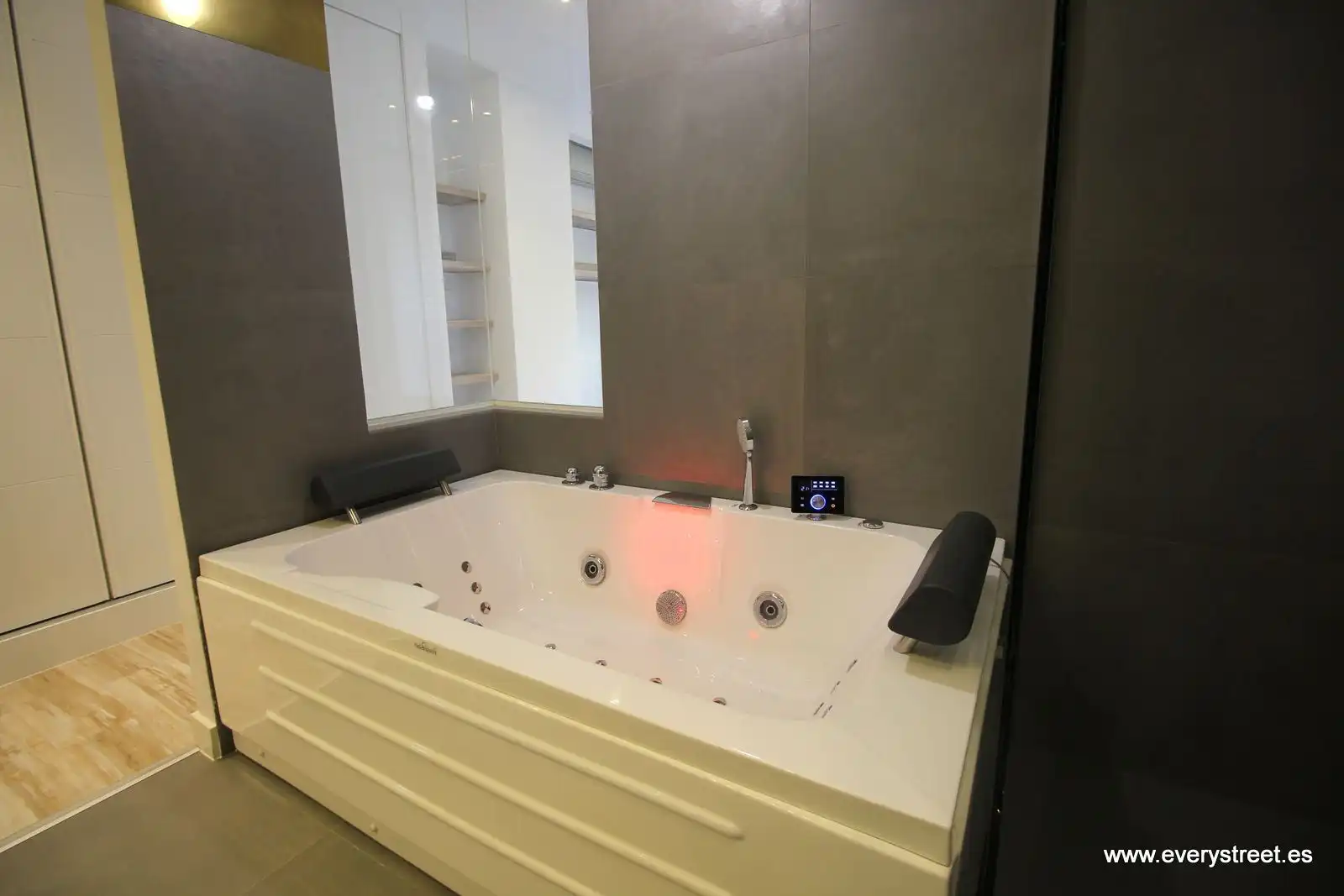 Bathroom of Flat for rent in Madrid  with Air Conditioner, Heating and Terrace