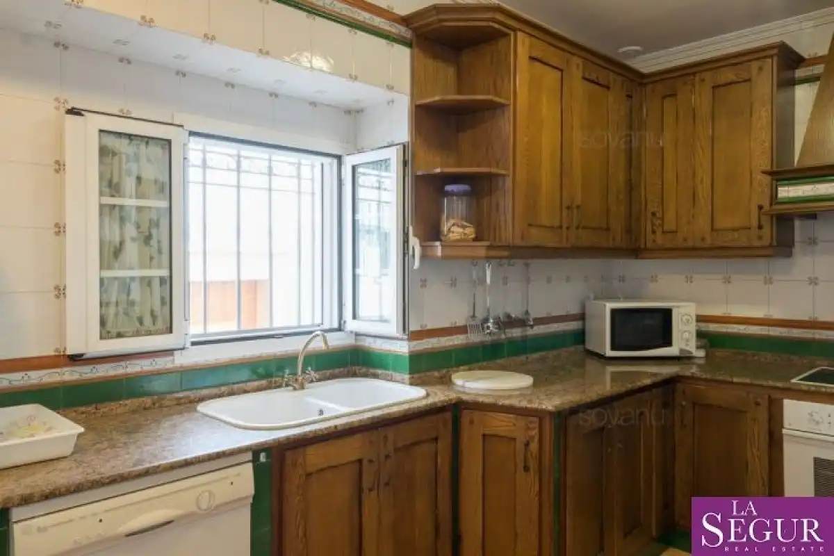 Cuina de Casa o xalet en venda en Alcalá de los Gazules amb Terrassa, Traster i Moblat