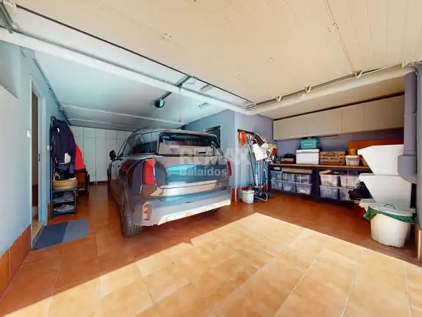 Casa adosada en venta en Vigo  con Calefacción, Jardín privado y Terraza