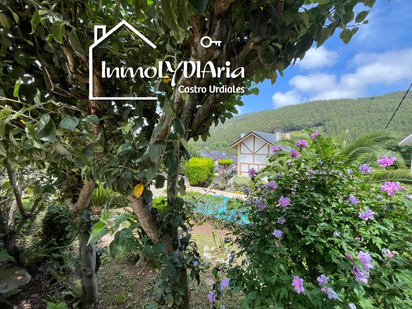 Vista exterior de Casa o xalet en venda en Castro-Urdiales amb Aire condicionat, Calefacció i Jardí privat