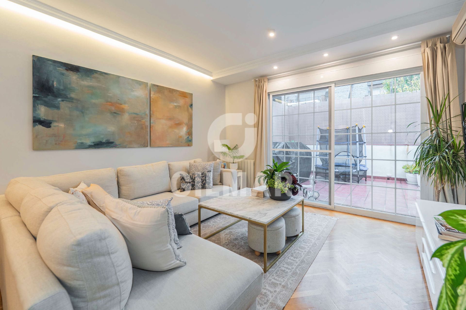 Sala d'estar de Casa adosada en venda en La Moraleja amb Aire condicionat, Calefacció i Jardí privat