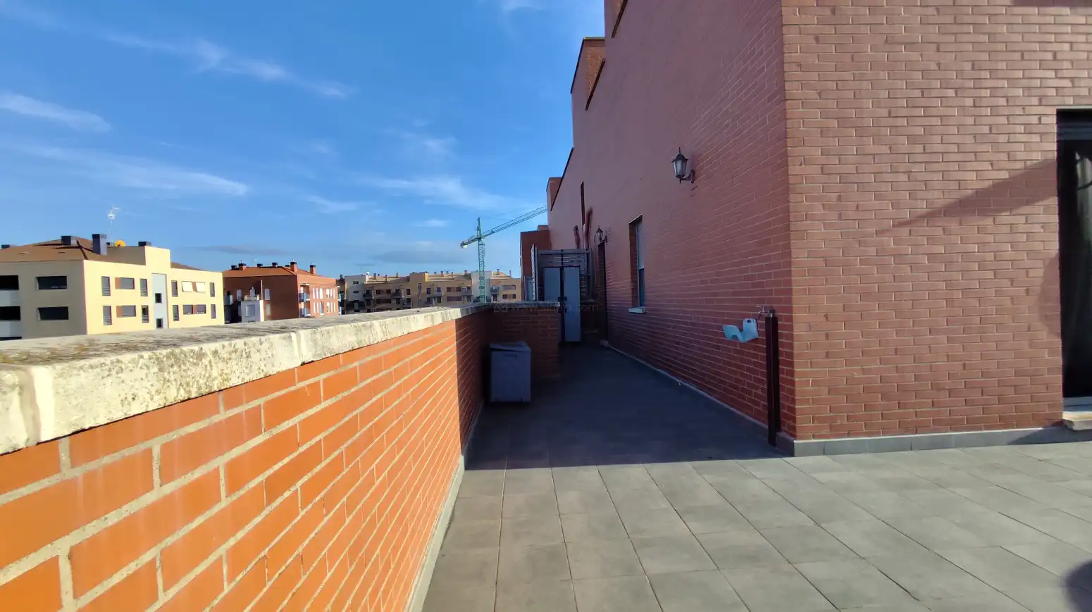 Vista exterior de Àtic en venda en  Logroño amb Calefacció, Jardí privat i Terrassa