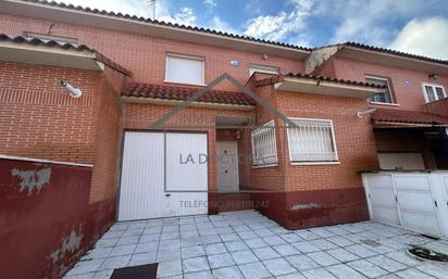 Vista exterior de Casa adosada en venda en Numancia de la Sagra amb Calefacció, Jardí privat i Terrassa