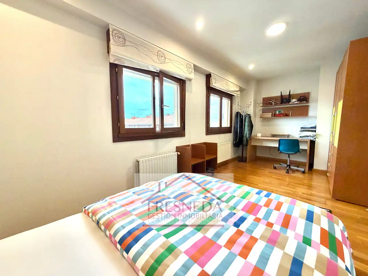 Dormitori de Casa adosada en venda en Siero amb Calefacció, Jardí privat i Parquet