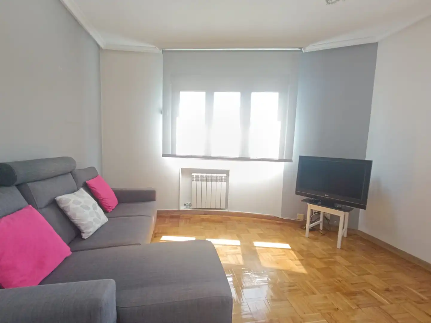 Sala d'estar de Pis en venda en Oviedo  amb Calefacció, Terrassa i Traster