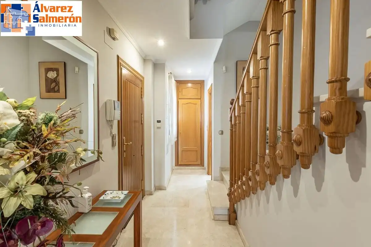 Einfamilien-Reihenhaus zum Verkauf in Granada mit Privatgarten, Terrasse und Schwimmbad