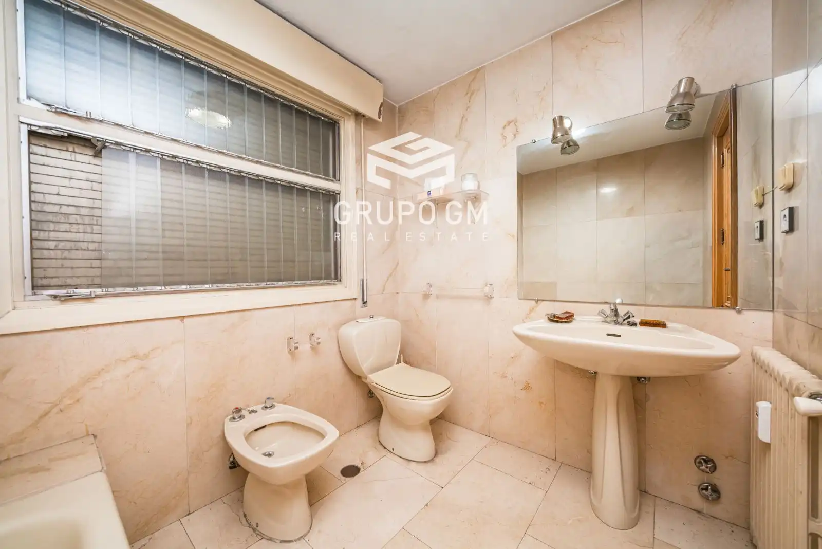 Bathroom of Flat for sale in Madrid  with Air Conditioner and Heating