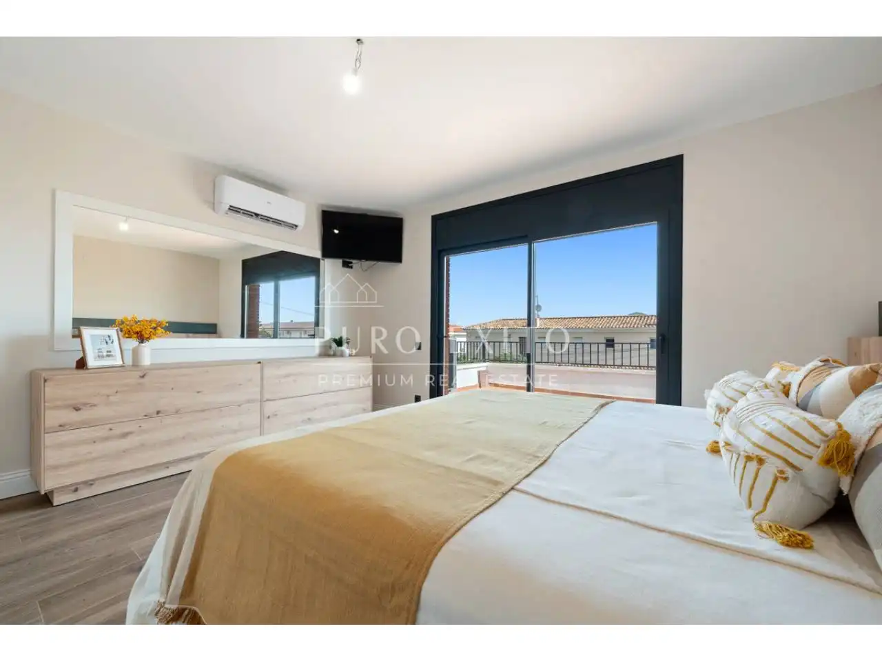 Bedroom of Houses for sale in Cambrils  with Air Conditioner, Private garden and Parquet flooring
