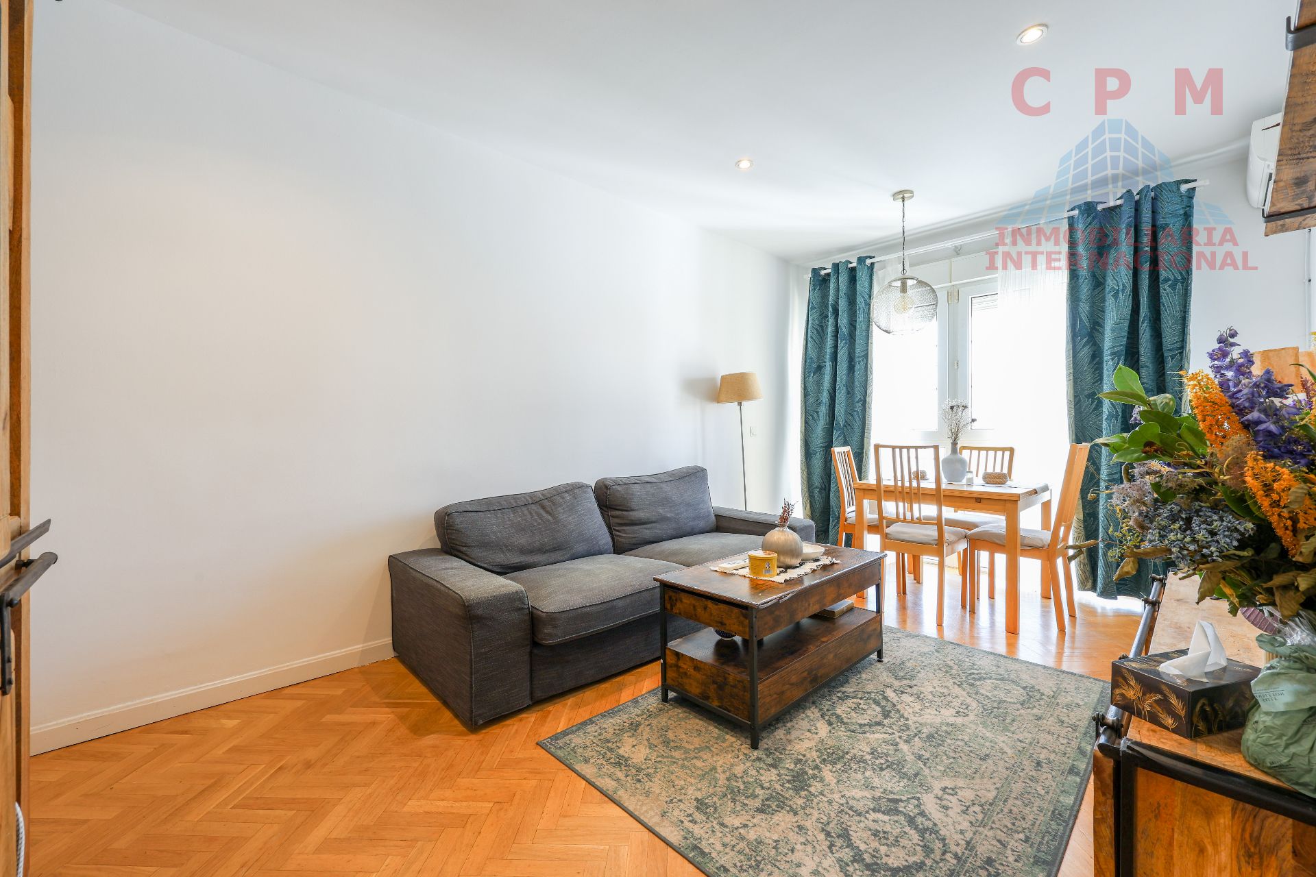 Living room of Flat to rent in  Madrid Capital  with Air Conditioner, Heating and Parquet flooring