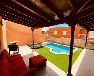 Vista exterior de Casa o xalet en venda en Arona amb Aire condicionat, Jardí privat i Terrassa