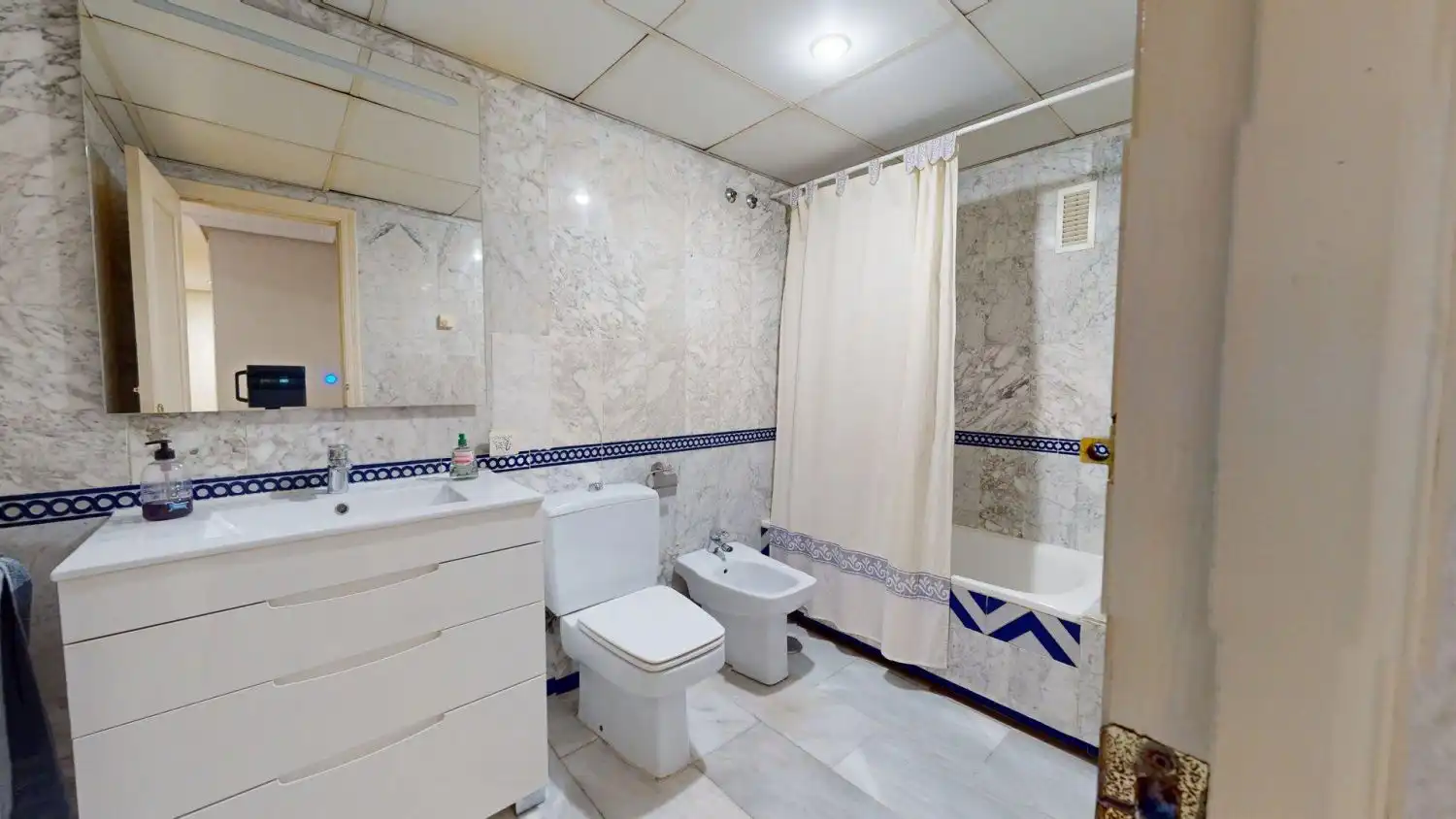 Badezimmer von Wohnung zum Verkauf in San Juan de Aznalfarache mit Klimaanlage, Heizung und Abstellraum