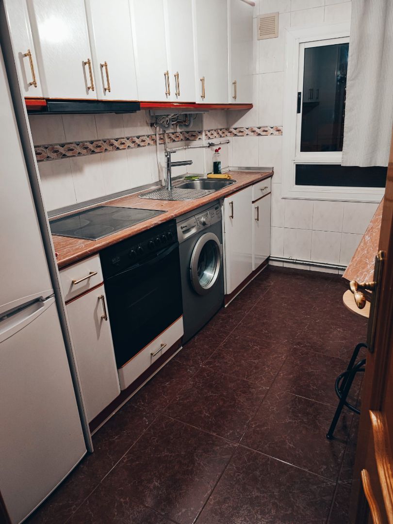 Kitchen of Flat to rent in  Zaragoza Capital  with Heating, Furnished and Oven