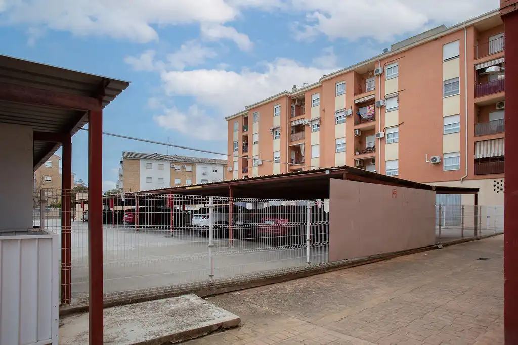 Aparcament de Pis en venda en Linares amb Piscina