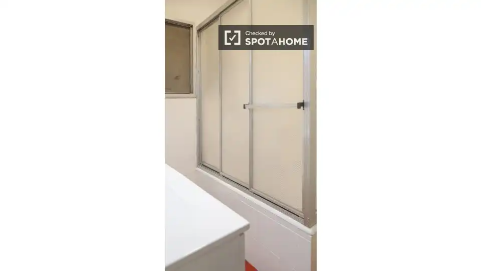 Bathroom of Flat for share in Barrio de Salamanca