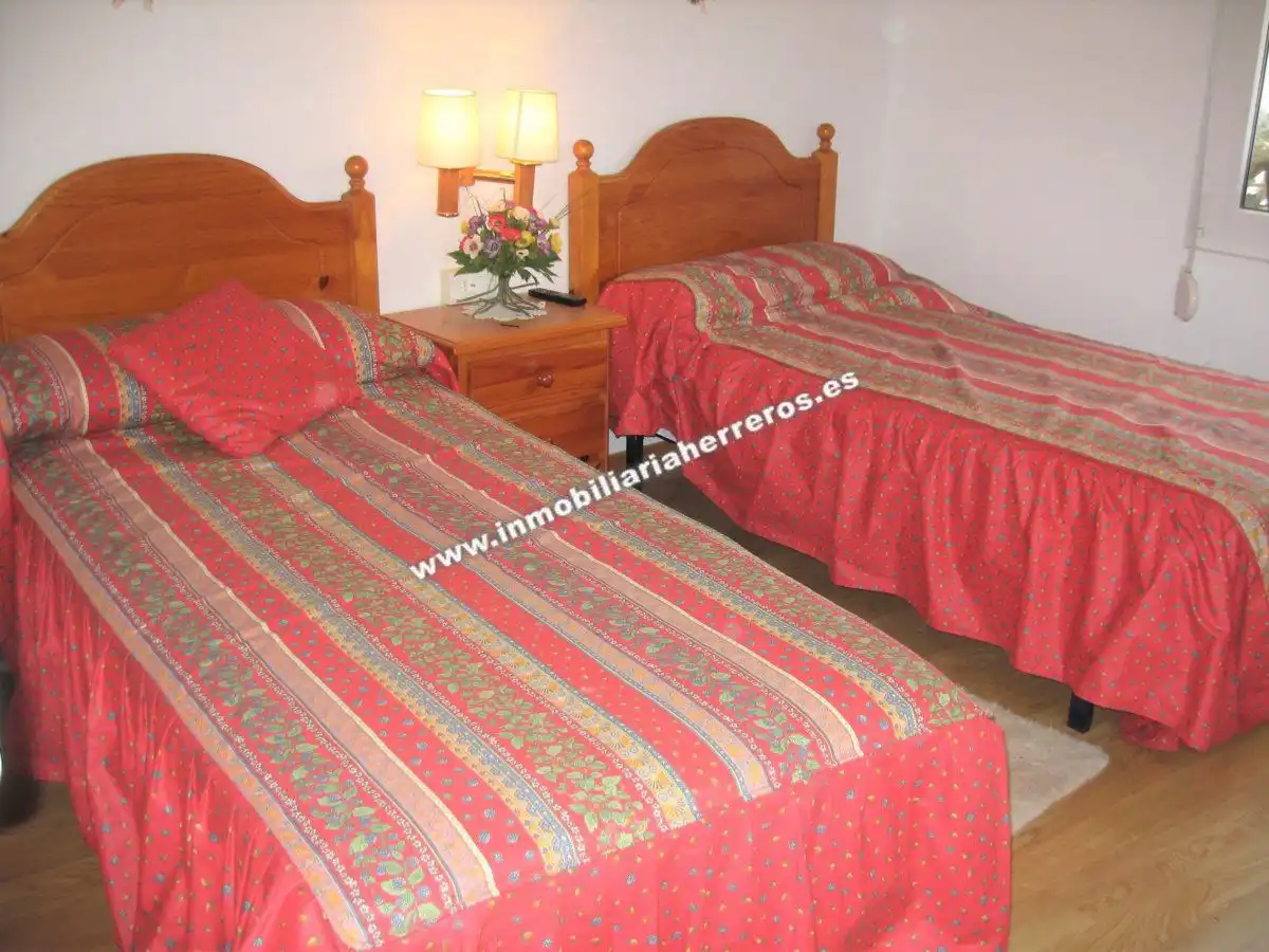Habitación de Casa adosada en venta en Viguera con Calefacción, Parquet y Trastero