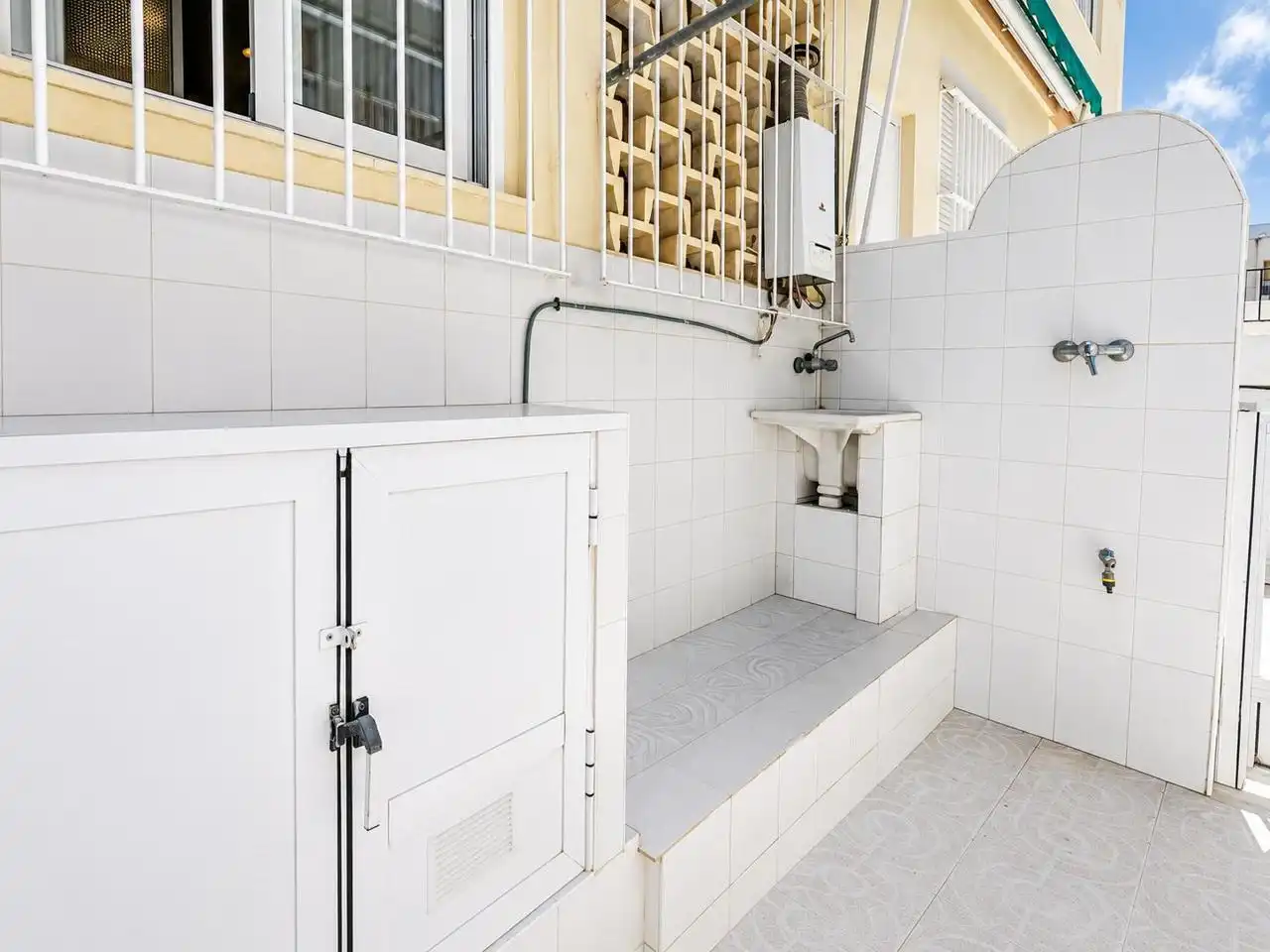 Badezimmer von Erdgeschoss zum Verkauf in Santa Pola mit Terrasse