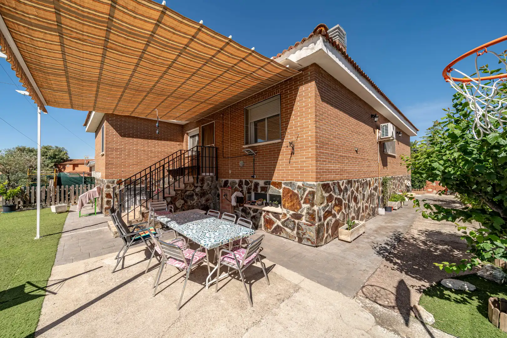 Vista exterior de Casa o chalet en venta en Chiloeches con Aire acondicionado, Calefacción y Jardín privado