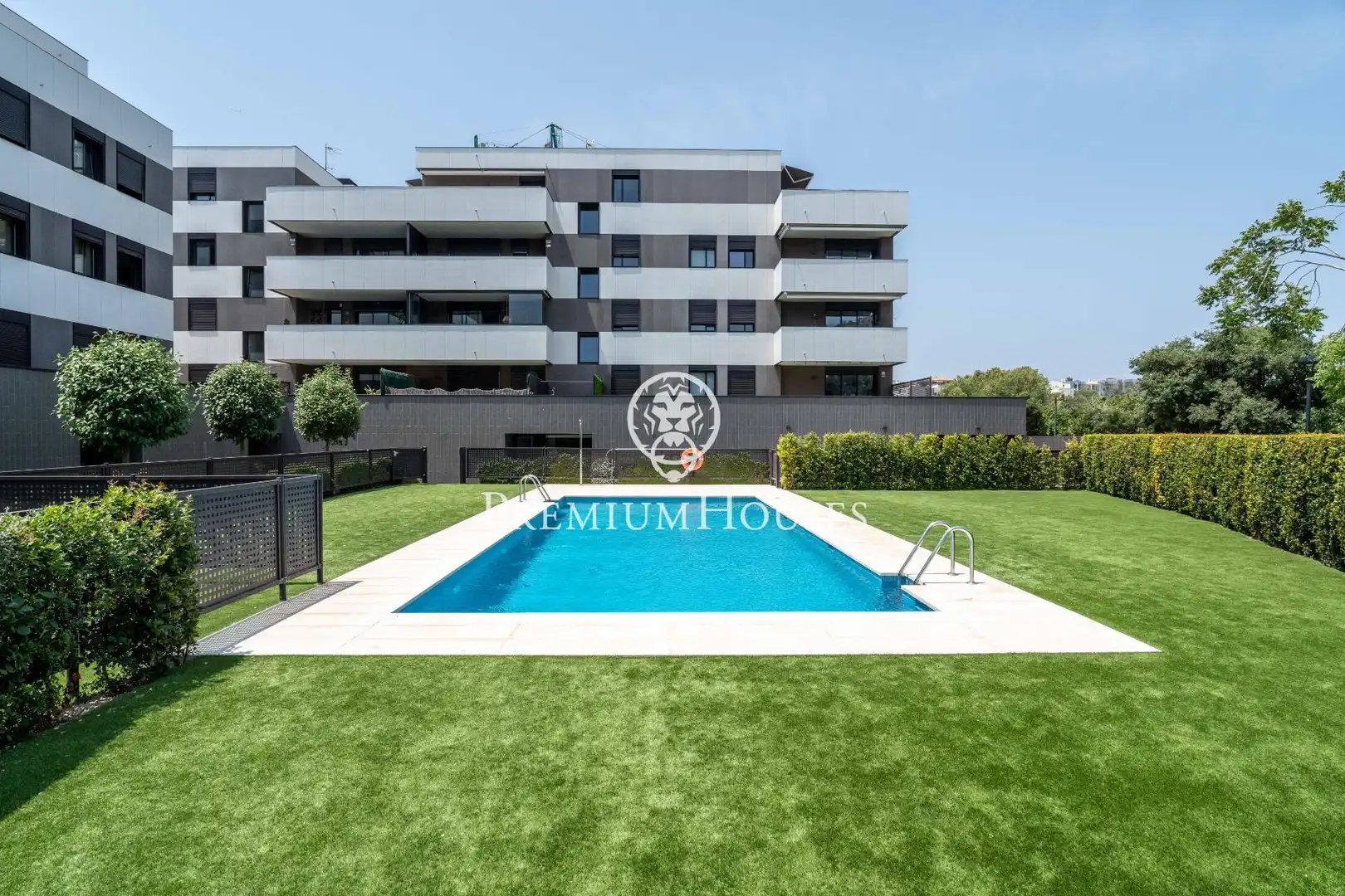 Schwimmbecken von Erdgeschoss zum Verkauf in Sitges mit Klimaanlage, Privatgarten und Parkett